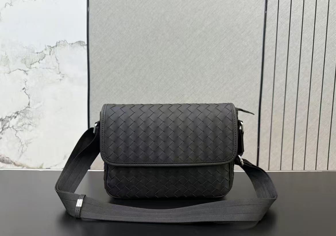 Bottega Veneta Intrecciato Weave Leather Messenger Crossbody Shoulder Bag